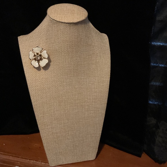 Banana Republic Elegant Floral Gold Toned Brooch - Picture 2 of 6